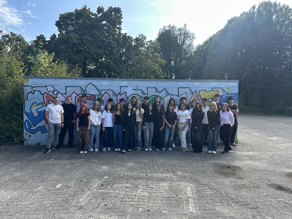 Die Klasse 9b der Gesamtschule in Gronau (Nordrhein-Westfalen) bedankt sich herzlich für den Gewinn. "Im März 27 steht unsere Abschlussfahrt nach Berlin an, sowie unsere Absolventenfeier. 
 Wir freuen uns mit dem Gewinn unser Programm auf der Klassenfahrt erweitern zu können, um beispielsweise ein gemeinsames Abendessen oder den Besuch in der Matrix. Sollten wir dann noch Geld überhaben, 
 werden wir davon unsere Abschlussshirts/-pullis finanzieren."
