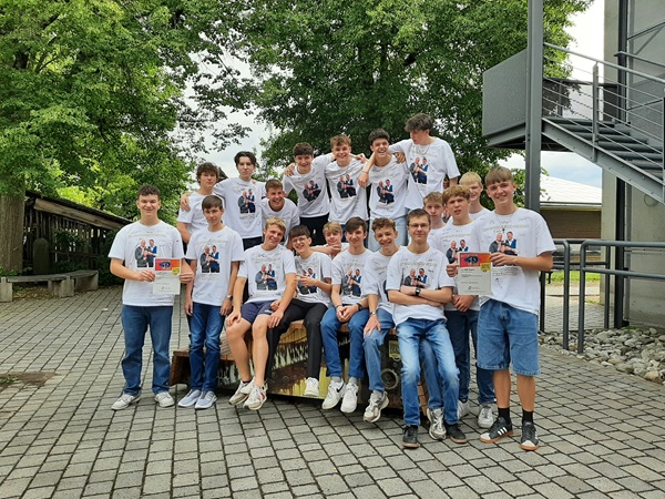 Die Klasse 10b der Markgraf-Georg-Friedrich-Realschule in Heilsbronn (Bayern) hat sich "riesig über die Nachricht gefreut. Wir sind eine reine 
Jungsklasse und haben das Geld für unsere Abschluss-T-Shirt verwendet. Anmerkung: Auf dem Foto des T-Shirts stoßen zwei Lehrkräfte mit 2 Flaschen 
Spezi an! Um Missverständnisse vorzubeugen ;))"
