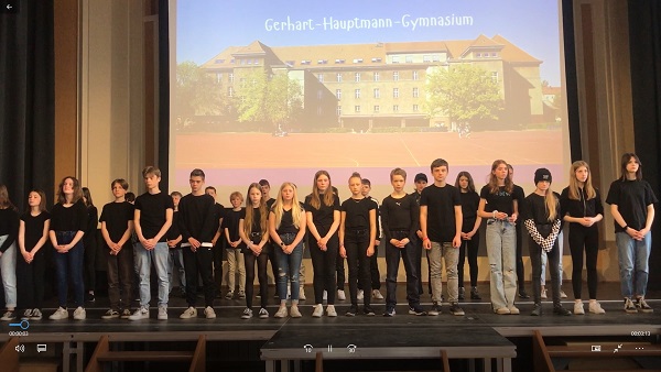 Der 1. Platz und damit 500 Euro gewinnt die Klasse 7a des Gerhart-Hauptmann-Gymnasiums in Berlin. Die Klasse hat ein sehr tolles Musikvideo aufgenommen. 
Es ist musikalisch sehr schön umgesetzt und mit vielen Informationen bestückt. Die Klasse hatte sichtlich viel Spaß daran.
