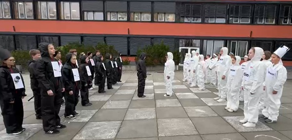Der 2. Platz und damit 300 Euro geht an die Klasse 7b der Staatlichen Realschule in Freyung (Bayern). 
Im Filmbeitrag „Schachmatt den Suchtgefahren“ symbolisiert ein Schachspiel mit echten Menschen den Kampf gegen die Abhängigkeit. 
Das Team Weiß steht dabei für das rettende Netzwerk und das Team Schwarz repräsentiert die Suchtrmittel.
