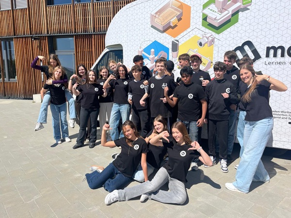 Der 1. Platz und damit 500 Euro geht an die Klasse 8b der Eichendorff-Realschule in Gottmadingen (Baden-Württemberg). 
Die Klasse hat verschiendene Projekte erstellt. Unter dem Motto "Du entscheidest" wurde u. a. eine Spiegelkampagne in der Schule und eine 
Pausenhofaktion mit Schlüsselanhängern durchgeführt.       
