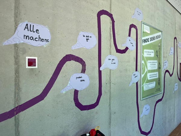 Der 1. Platz und damit 500 Euro geht an die Klasse 8b der Eichendorff-Realschule in Gottmadingen (Baden-Württemberg). 
Die Klasse hat verschiendene Projekte erstellt. Unter dem Motto "Du entscheidest" wurde u. a. eine Spiegelkampagne in der Schule und eine 
Pausenhofaktion mit Schlüsselanhängern durchgeführt.       
