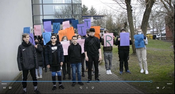 Platz 2 und damit je 200 Euro teilen sich folgende zwei Klassen: Die G 9b der Gustav-Heinemann-Schule in Hofgeismar (Hessen) hat ein Gedicht verfilmt, 
welches lyrisch toll getextet und schauspielerisch leidenschaftlich umgesetzt wurde. Zudem wurden viele thematische Aspekte aufgegriffen.
