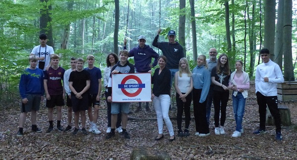 Die Klasse 9c der Struensee-Gemeinschaftsschule in Satrup hat den Hauptpreis in Schleswig-Holstein gewonnen. 
Die Schülerinnen und Schüler haben einen tollen Tag mit einem Teamtraining und Klettern im Hochseilgarten in Altenhof bei Eckernförde erlebt.
